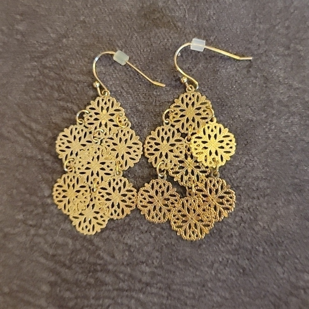 3/$30 Goldtone Filigree Cluster Flamenco Dangle Hook Earrings - Picture 3 of 5